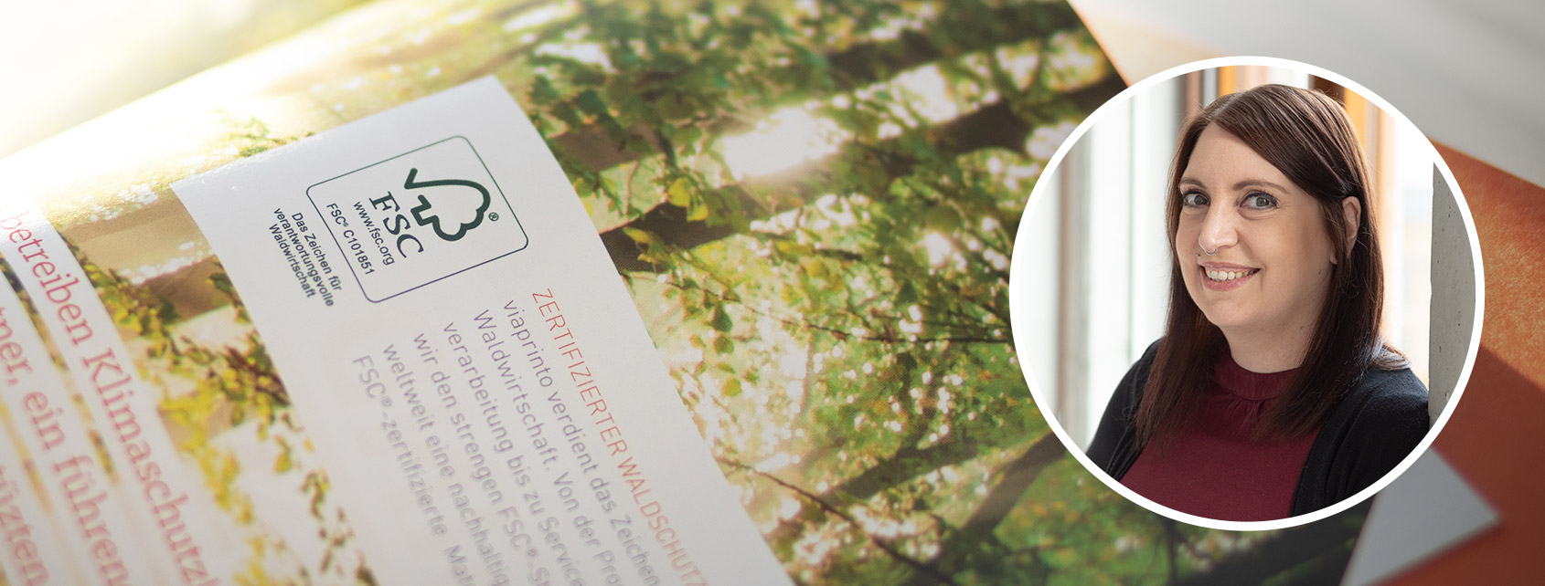 Offene Broschüre mit FSC-Siegel vor einem Waldmotiv; daneben ein rundes Porträtfoto einer Person