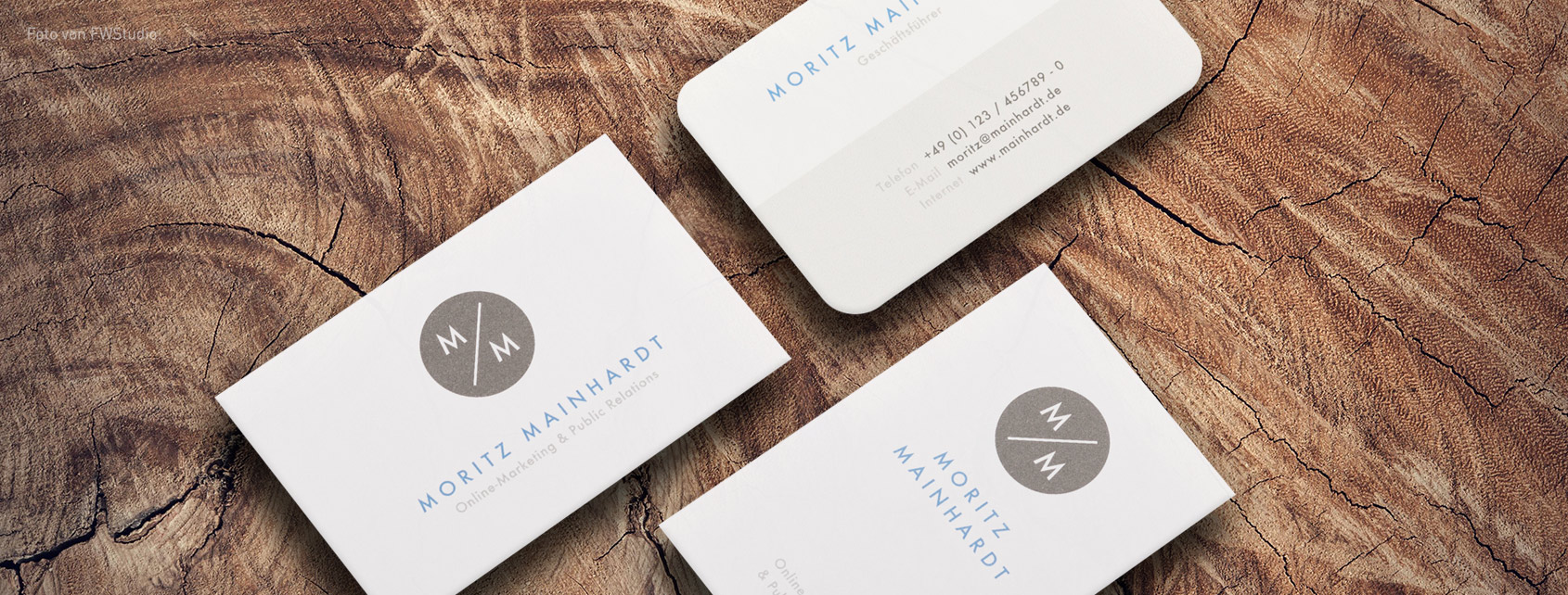 eingerolltes gelbes Poster