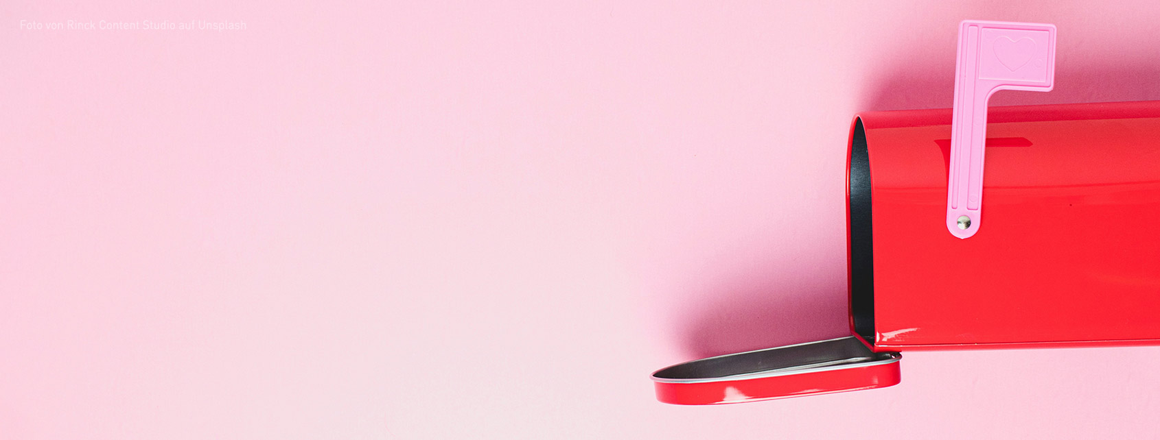 offener roter Briefkasten