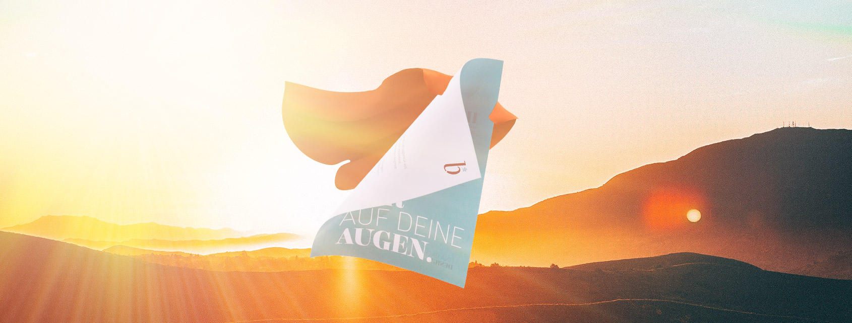 Flyer mit Superheldencape fliegt über Landschaft