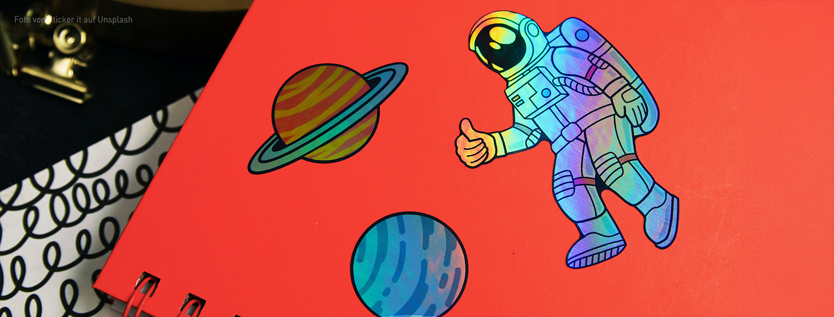 Weltraummotive als Aufkleber auf rotem Umschlag