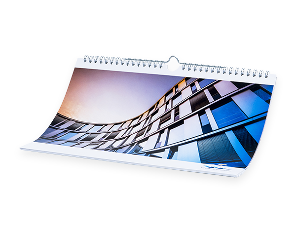 Gezeigt werden die fertigen Wandkalender von viaprinto. Sie werden online gedruckt und an Empfänger verschickt.