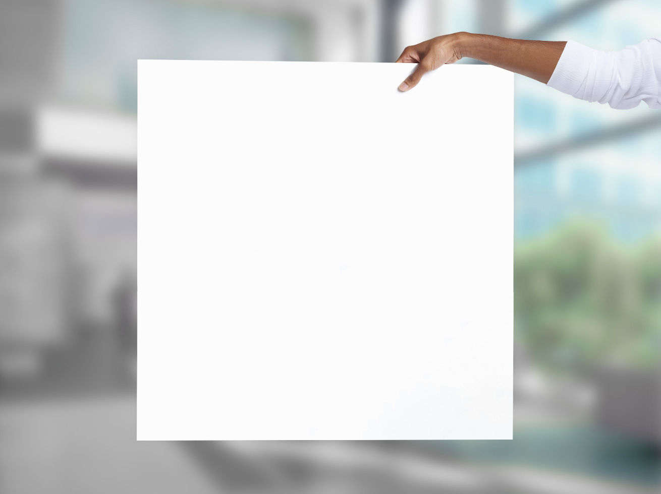 Zu sehen ist das Format 100 x 100 cm, Blanko, von einer Hand gehalten.