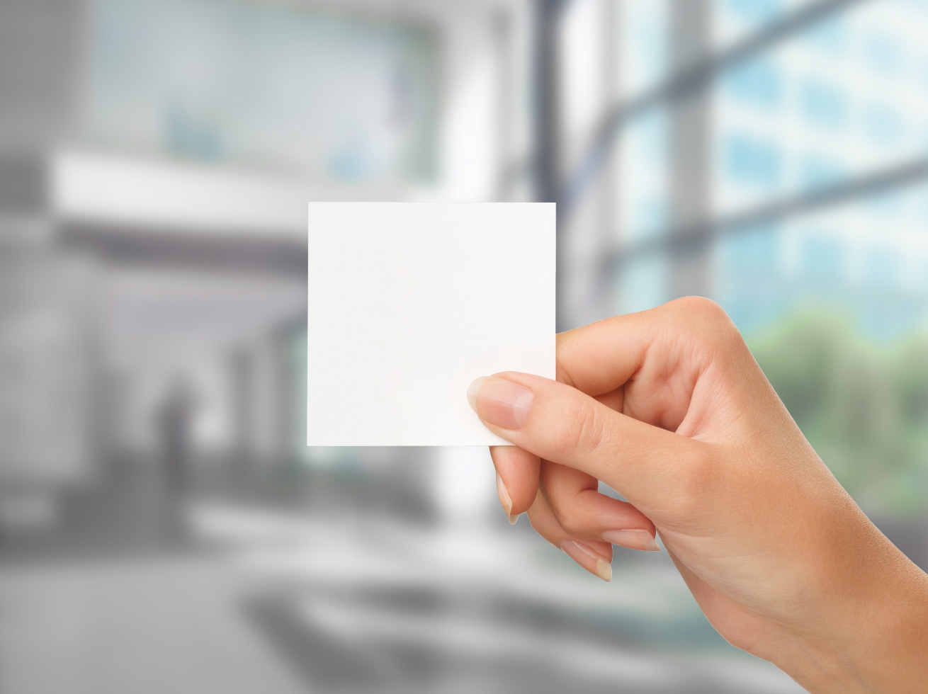 Zu sehen ist das Format 60 x 60 quadratisch, Blanko, von einer Hand gehalten.