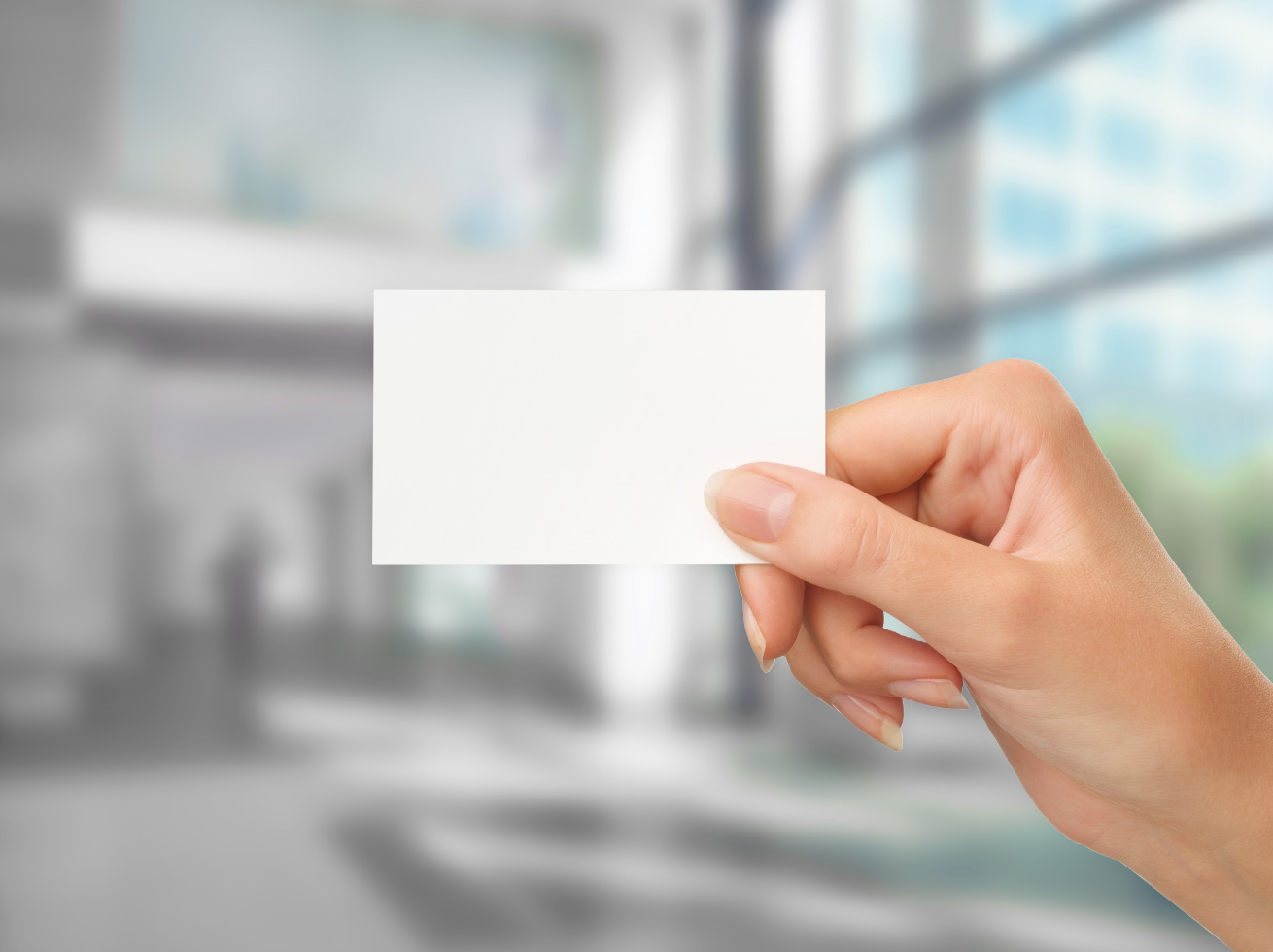 Zu sehen ist das Format 85 x 55 mm, Blanko, von einer Hand gehalten.