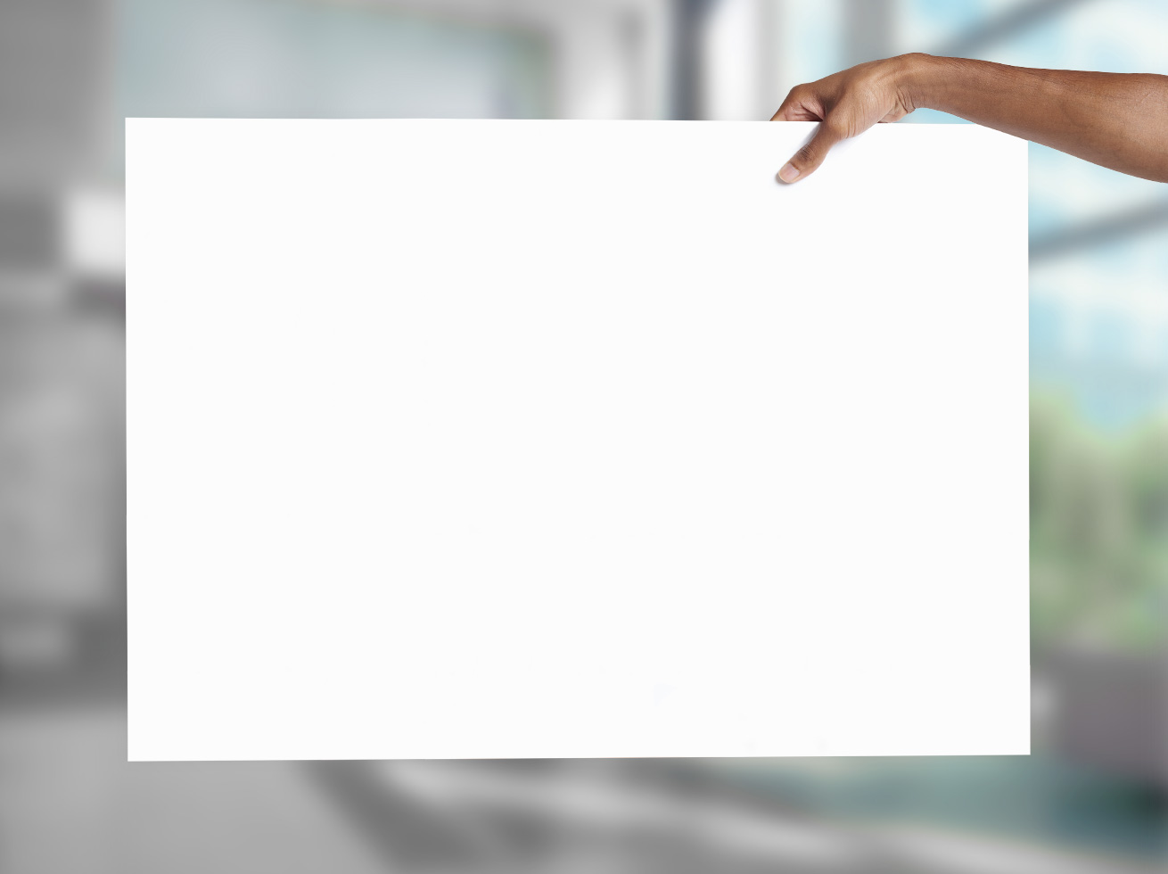 Zu sehen ist das Format DIN B1 quer, Blanko, von einer Hand gehalten.