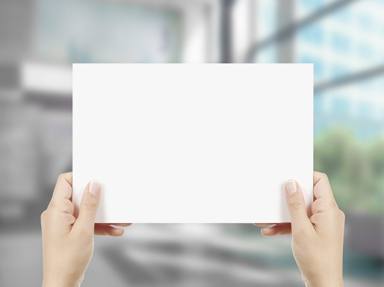 Zu sehen ist das Format DIN A4 quer, Blanko, von einer Hand gehalten.
