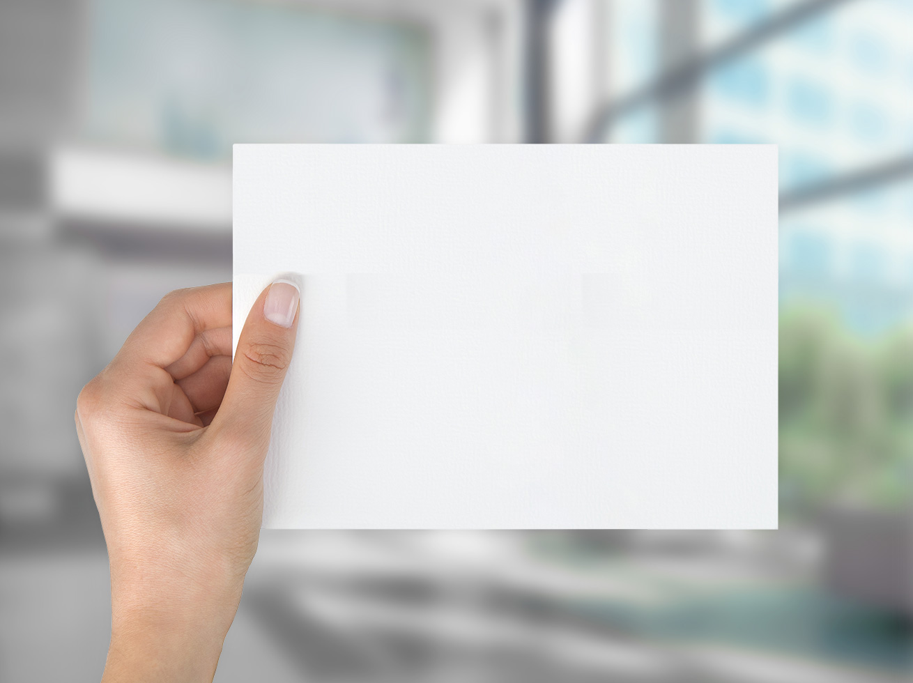 Zu sehen ist das Format DIN A5 quer, Blanko, von einer Hand gehalten.