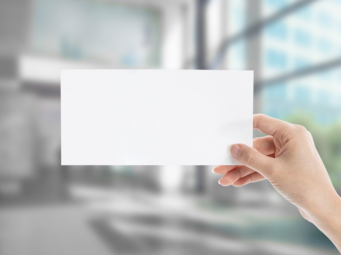 Zu sehen ist das Format DIN lang 105 quer, Blanko, von einer Hand gehalten.