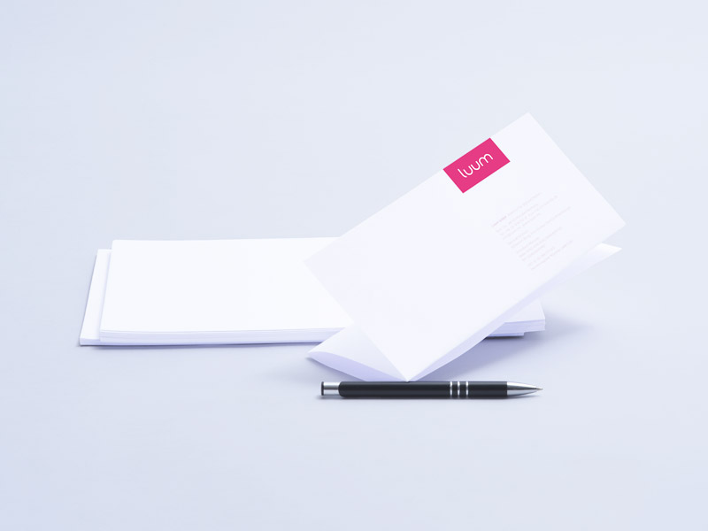 Ein kleiner Stapel Briefpapier, ein Kugelschreiber und ein Blatt Breifpapier auf DINlang gefaltet.