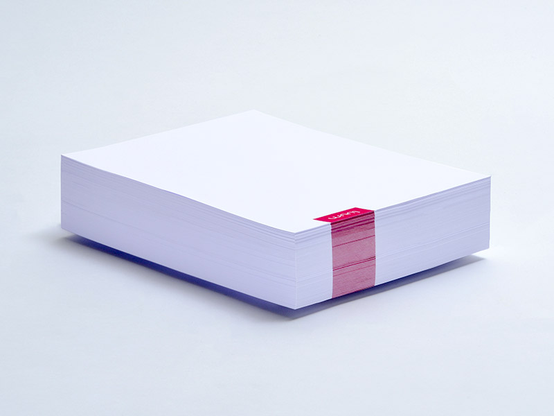 Ein großer Stapel Briefpapier, schräg von der Seite fotografiert.