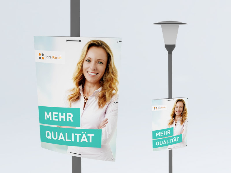 Die Abbildung zeigt zwei Doppel-Hohlkammerplakate, die an zwei Straßenlaternen befestigt wurden.