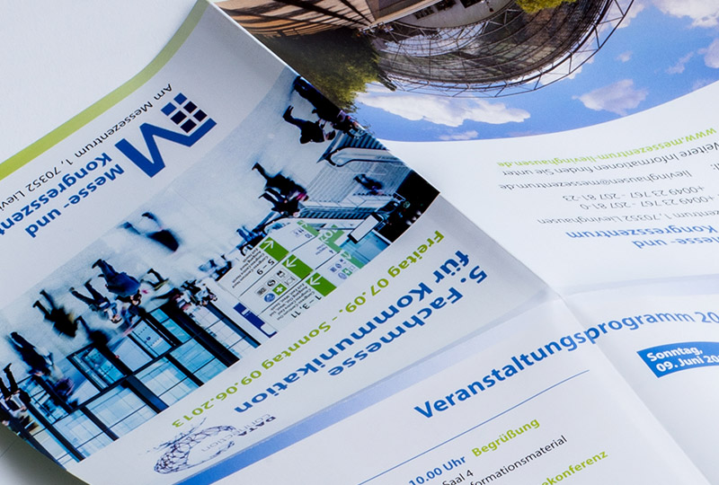 Die Abbildung zeigt einen aufgefalteten Flyer mit Kreuzfalz in der Nahaufnahme.
