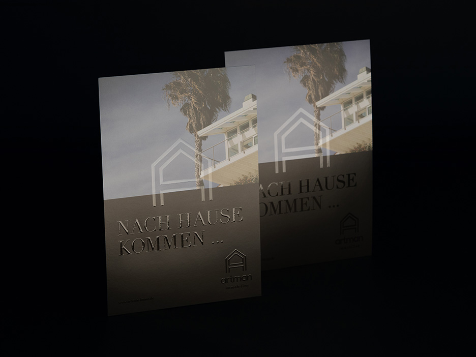 Die Abbildung zeigt zwei Flyer plano mit partiellem Relieflack.