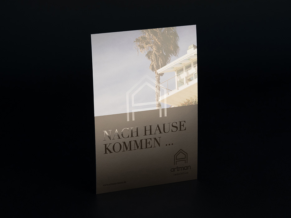 Die Abbildung zeigt einen Flyer plano mit partiellem UV-Lack.