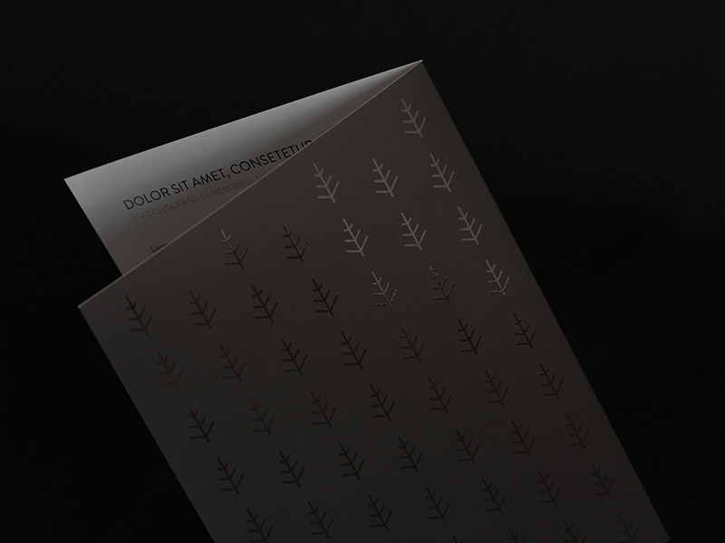 Im Vordergrund die Titelseite und im Hintergrund die Rückseite einer Grußkarte im Querformat mit partiellem UV-Lack