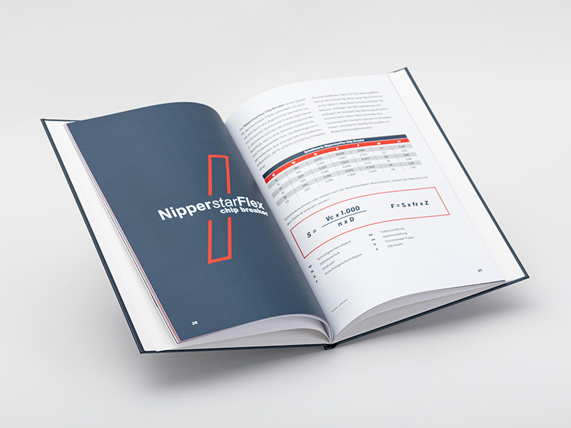 Ein aufgeklapptes Hardcover-Buch