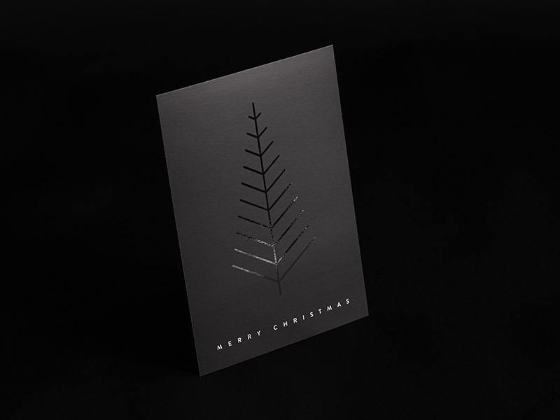 Eine schwarze Postkarte mit erhabenem Releiflack auf schwarzem Hintergrund.