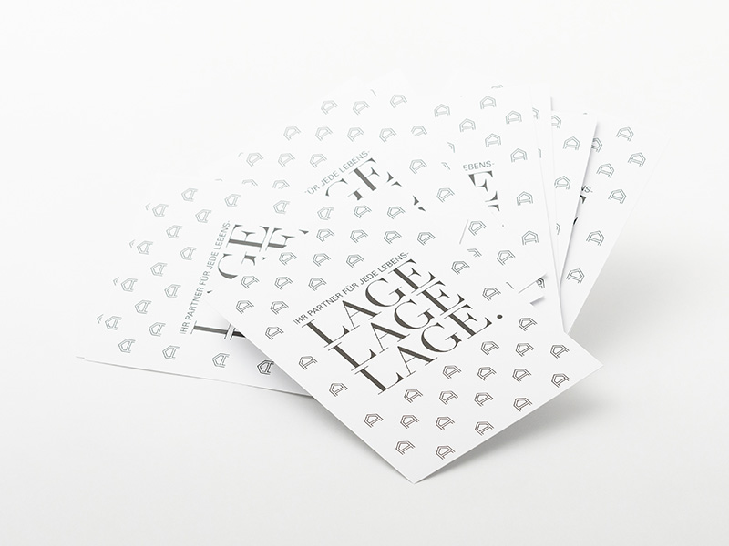 Ein Fächer von weißen Postkarten mit schwarzem schlichten Druck.