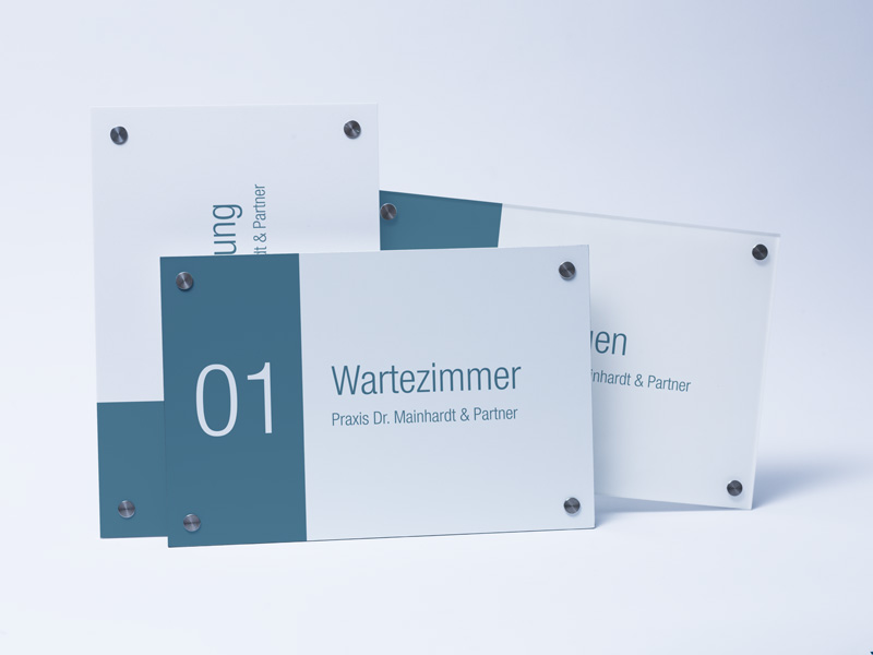 Drei unterschiedliche Schilder hoch und quer versetzt angeordnet zeigen Vielfalt für die Bestellung im Freiformat.