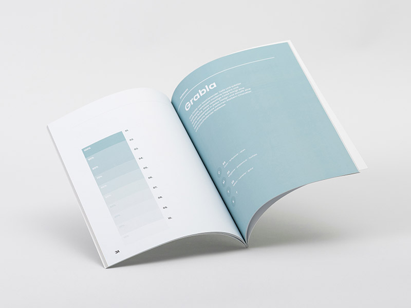 ein aufgeschlagenes Softcover