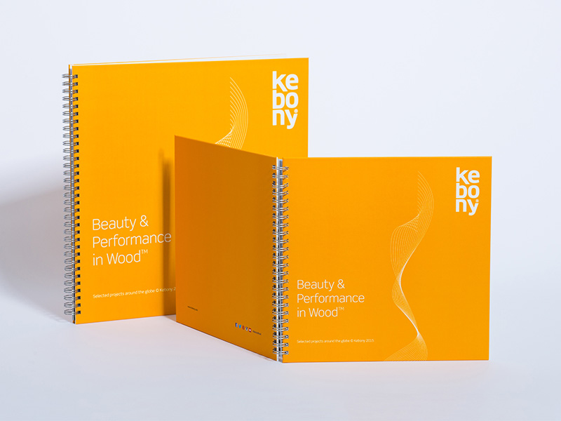zwei quadratische Spiralbindungen mit Hardcover, ein Exemplar ist aufgeklappt hingestellt, sichtbar sind Titel- und Rückseite