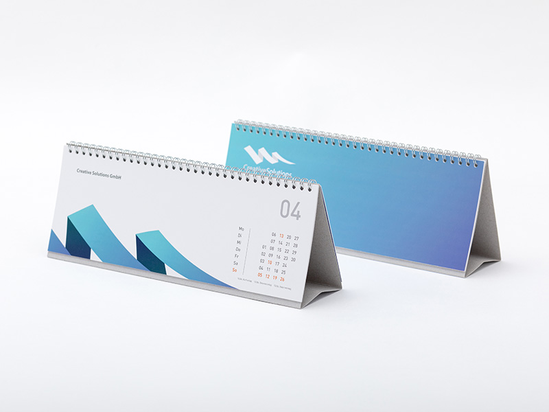 Die Abbildung zeigt zwei nebeneinander aufgestellte Tischkalender Motiv.